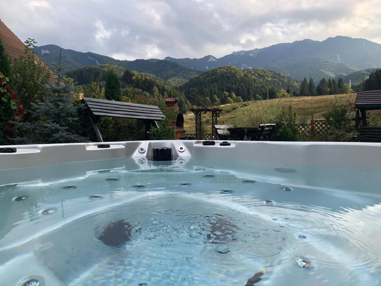Hot Tub Chalet Retreat Villa Braşov Buitenkant foto